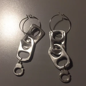 Örongängen - Fina kapsyl öronhängen. Väldigt ömtåliga så om dem går sönder kan jag tyvär inte göra några nys deta är dem enda jag gör av denna designen 