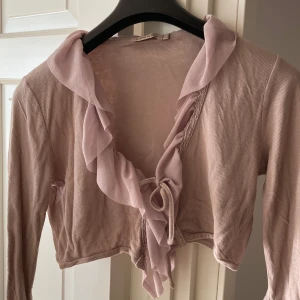 Kort kofta från Cream - Kort kofta från Cream. Ljusrosa. Passar fint ihop med klänning från Cream (se mina övriga annonser). Fraktkostnad tillkommer om den ska skickas på posten. Betalas med Swish. 