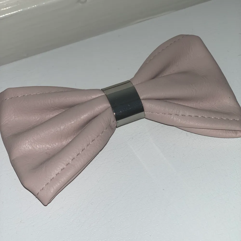 En gullig hår accessoar i baby rosa färg är helt oanvänd och kommer inte till användning 🤣🤣 skriv om ni är intresserade + frakt . Accessoarer.