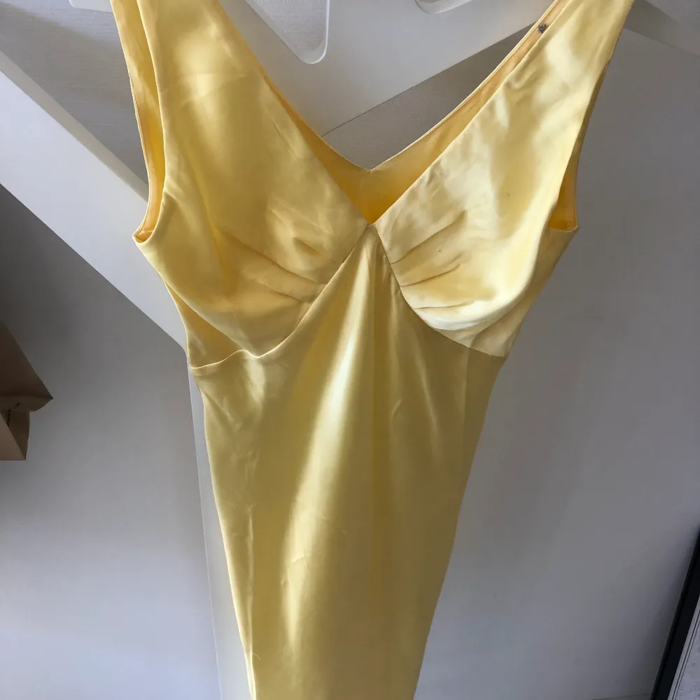 Super fin gul klänning i satin, köpt från ASOS. Stl. 38.. Klänningar.