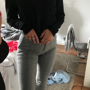 Kostymbyxor  - Eleganta grå rutiga kostymbyxor från H&M 🦋 säljer pga fel storlek 