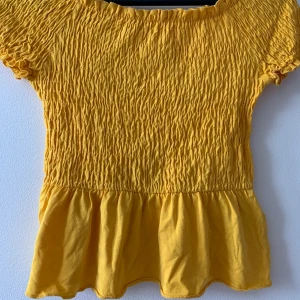 Gul topp - Säljer denna superfina somriga topp från Gina i strl xs. Använd ett fåtal gånger så är i fint skick.