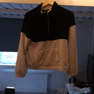 Fluffig tröja - Aldrig använd eller testad, står L på den men den ser mindre ut så skulle gissa på en M. Frakt ingår på 63 kr