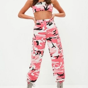 Intressekoll  - Intressekoll på mina så gott som nya rosa camo byxor från missguided som inte säljs längre 💓 säljer bara vid bra/seriösa bud 💓