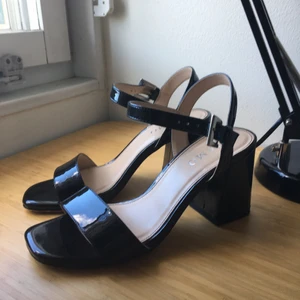 Sandaletter  - Sandaletter/klackskor i jättefint skick från Tiamo. Använda 1-2 ggr. 