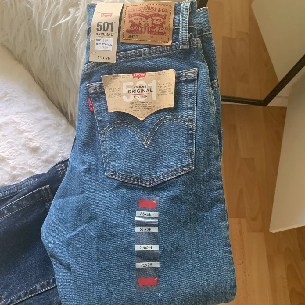 Snygga och oanvända Levi’s jeans i W25/L26 i en rak modell. . Jeans & Byxor.