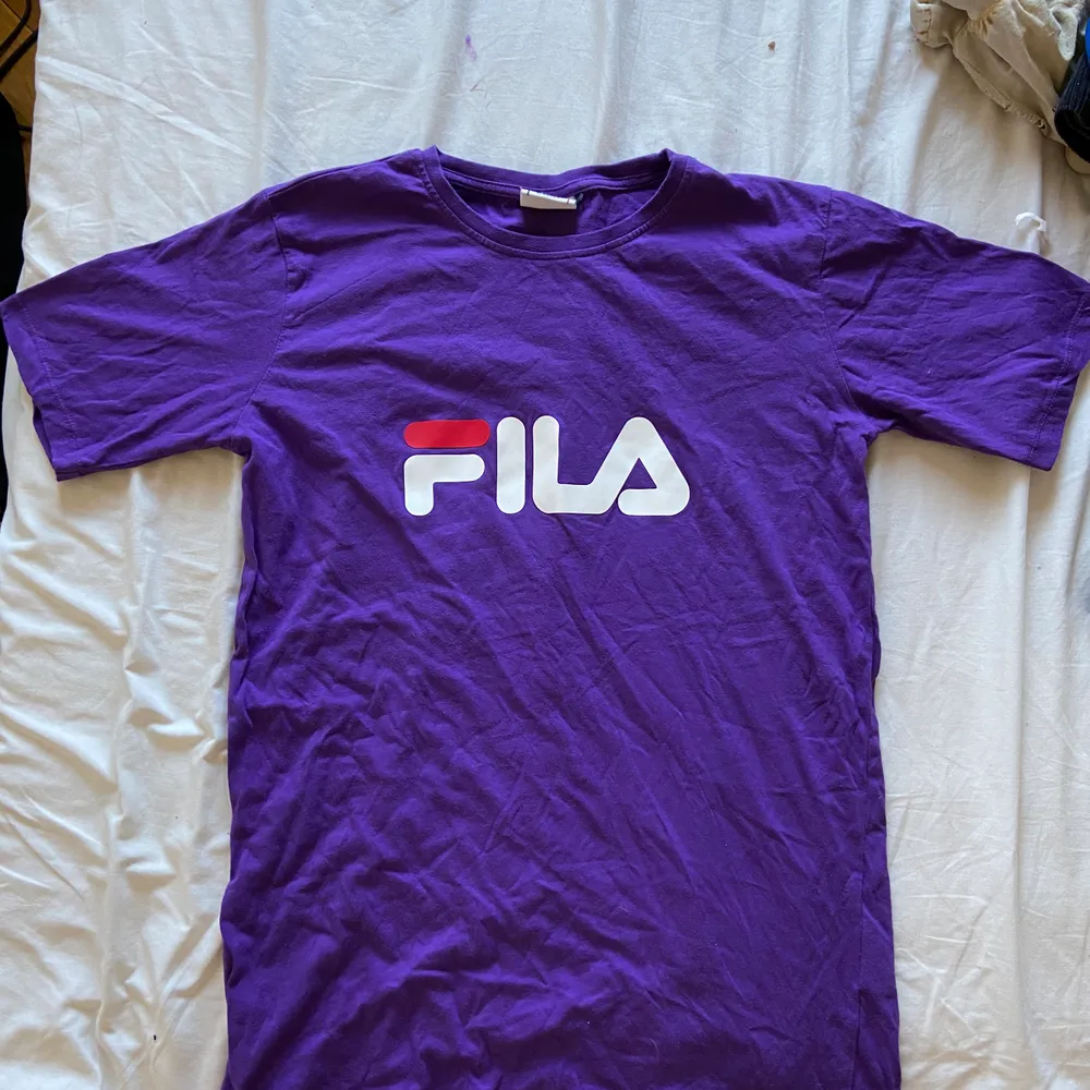 Skit cool lila fila t-shirt, ganska oversize. . T-shirts.