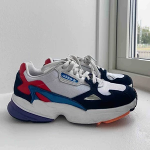  - Coola Adidas Falcon i stl 39 1/3!  Använda max 5 ggr och är i väldigt bra skick 💜👟