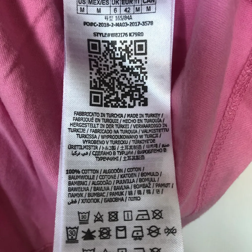 Knappt använd rosa guess T-shirt, köpt i Paris 2019 för 350kr Storlek M (36). Säljer då jag inte använder längre. Kan gå ner i pris för snabb affär.. T-shirts.