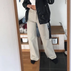 Weekday Ace High Wide Jeans  - Superfina populära jeans från Weekday i färgen ”Ecru”. Använda endast 3 gånger. Storlek: W25 L34. Perfekt längd på mig som är 173 cm lång ☺️. Frakten ingår i priset! Betalning via Swish. 😇