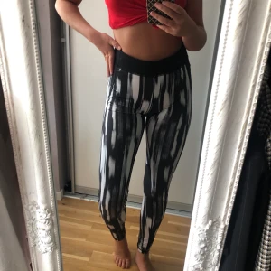 Super snygga träningstajts  - snygga vanliga och superskönt träningssajt i storlek S, har varit ett utav mina favorit träningstajts då dom sitter som ett smäck och inte åker ner💕sälja då dom tyvärr inte kommer till användning längre 