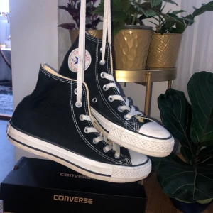 Converse - säljer mina höga svarta converse som är i bra skick o använda kanske 2 gånger