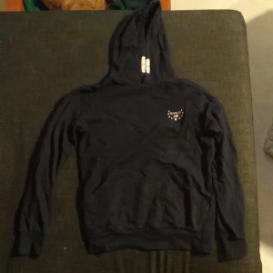 Marqy hoodie 158/164 - Marinblå, mjuk, Bra skick inga tydliga defekter. Betalning via swish, står inte för postens slarv. Vid mer vilder skriv till mig. 😊