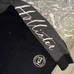 Hoodie hollister  - Hoodie från hollister, super mysig och skön. Strl XS men skulle säga att den passar en S också. Köpt för 400kr men säljer för 210+frakt