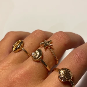 ringar  - ringar med snäckor på. Super söta och fina. 10kr/ st + frakt eller 30kr + frakt för alla. Storleken på ringarna är XS/ S 