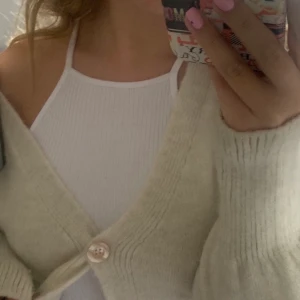 Stickad kofta - Så gölli beige stickad kofta med puffärm, den är helt oanvänd och köpt för 350kr