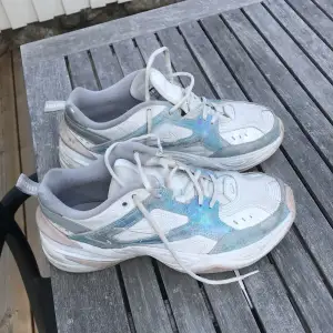 Ovanliga Nike m2k tekno sneakers med blå/lila/rosa glittriga detaljer! Använda men i bra skick, tvättas även innan jag skickar iväg dom! 