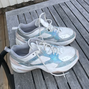 Nike M2k tekno - Ovanliga Nike m2k tekno sneakers med blå/lila/rosa glittriga detaljer! Använda men i bra skick, tvättas även innan jag skickar iväg dom! 