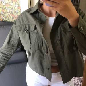 Militärgrön skortjacka - Militärgrön skjortjacka från New look! Använd ett fåtal gånger och är i nyskick!:) 