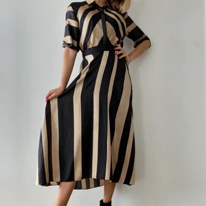 Gold & black stripe Zara dress - Den perfekta höst/vinterklänningen! Guldig och svartrandig, med ett behagligt satintyg. Nypris 500kr. (Köparen står för frakt)