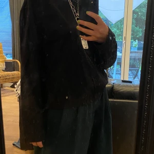 SWEET SKATB TRÖJA FRÅN JUNKYARD  - svart tröja från junkyard, köpte för ganska länge sedan men har använt den kanske 3 gånger, bra skick!