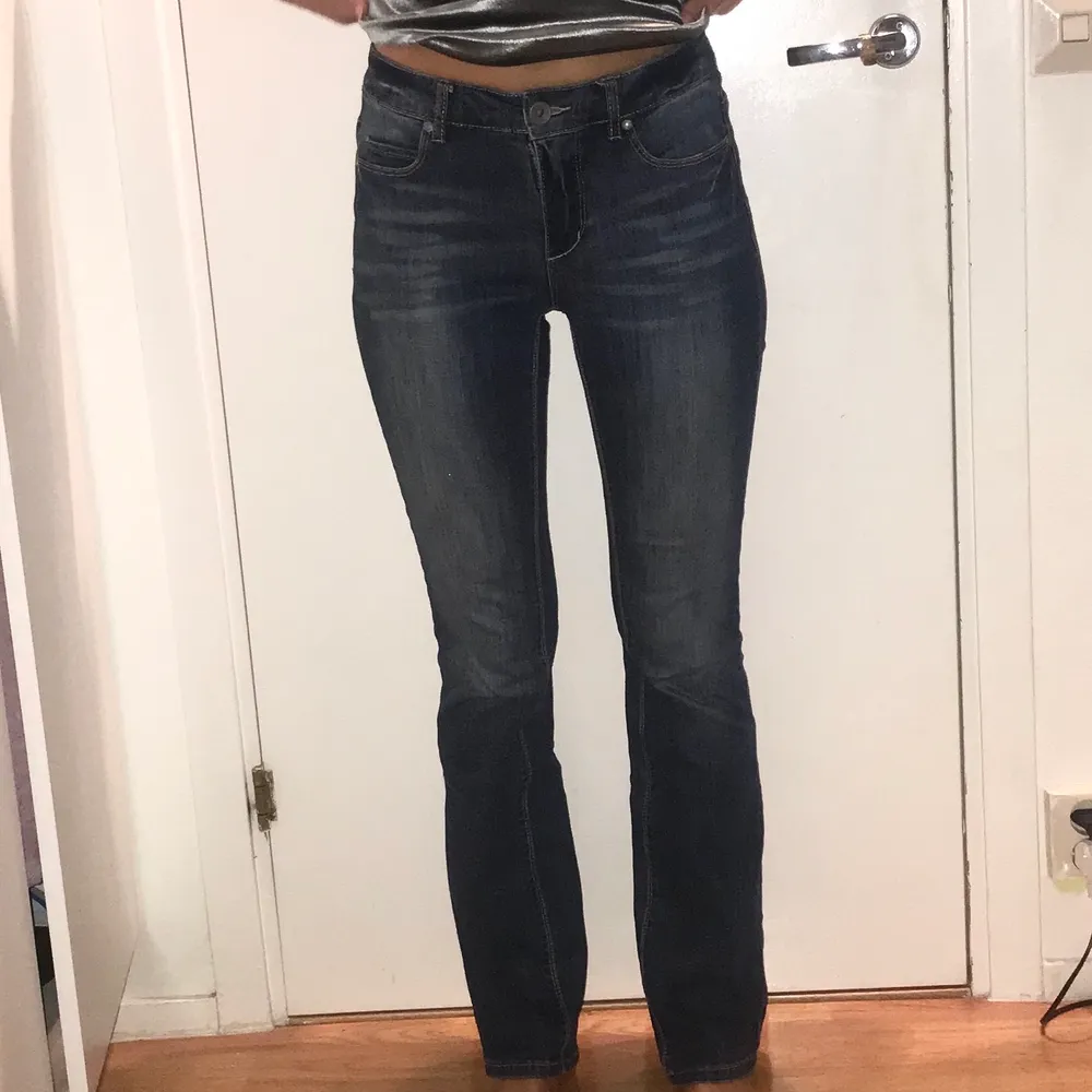 Bootcut jeans. Jag är 171 cm lång. Knappt använt dem! Frakt tillkommer 💗 Skriv endast om du är en seriös köpare.. Jeans & Byxor.