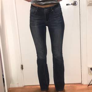 Bootcut jeans. Jag är 171 cm lång. Knappt använt dem! Frakt tillkommer 💗 Skriv endast om du är en seriös köpare.