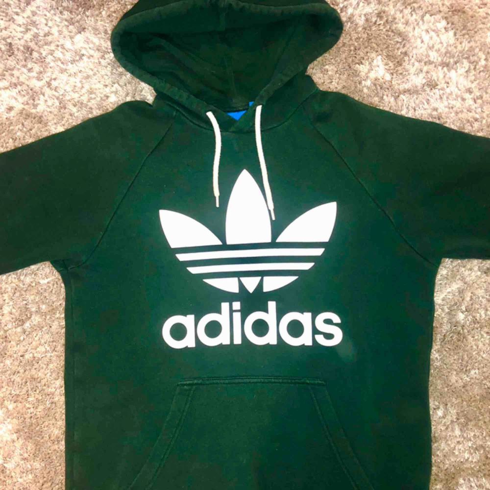 Adidas originals hoodie i mörkgrönt, fläckfri (damm i luften på bilden).  Säljs billigt pga, väl använd. Huvtröjor & Träningströjor.
