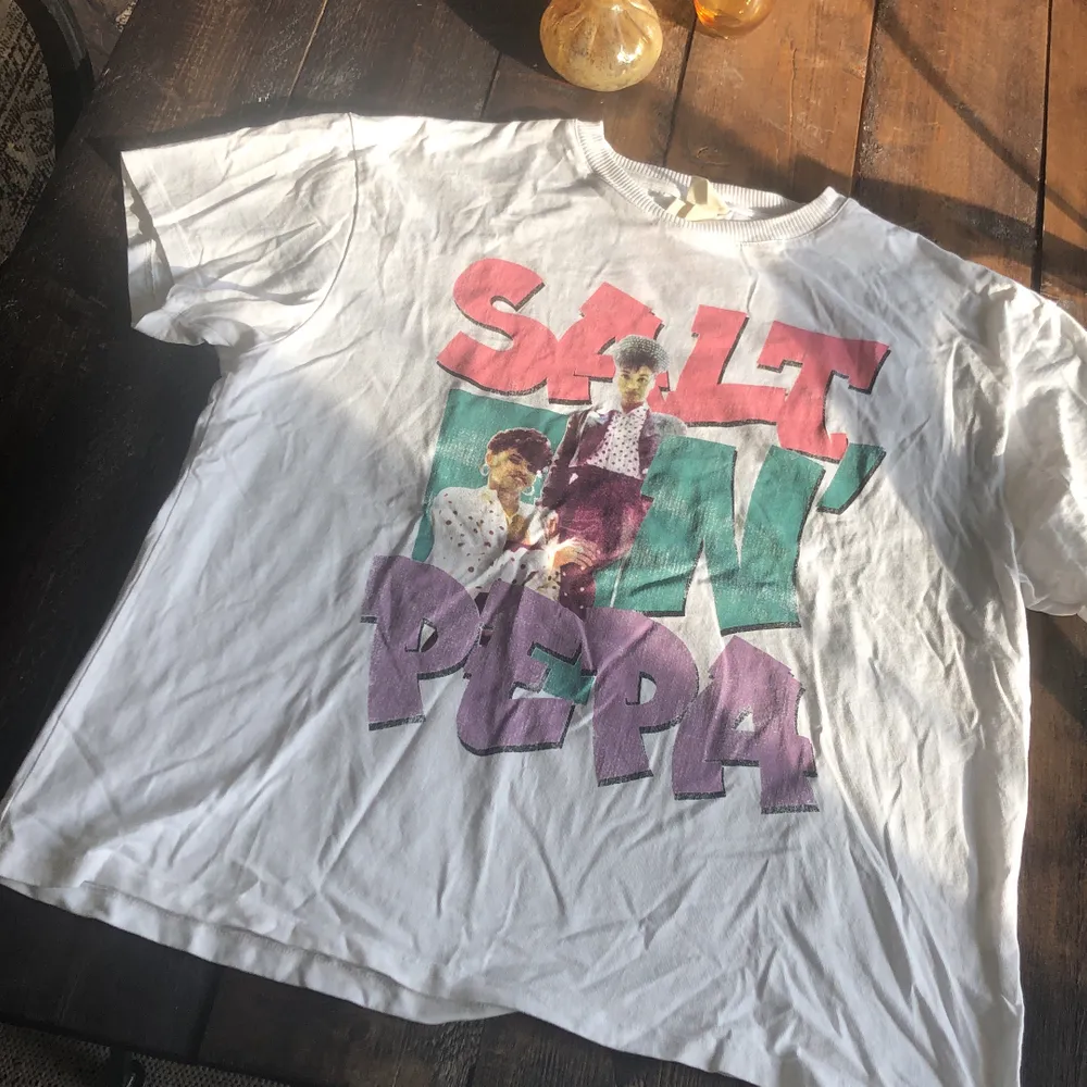 Helt ny t-shirt med Salt n’ Pepa tryck från H&M. Använd 1 gång. Skickas mot frakt eller möts i Stockholm.. T-shirts.