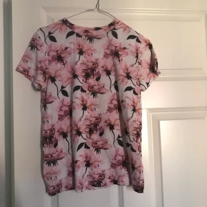 T-shirt - Jättefin, blommig t-Shirt från carling. I perfekt skick då den endast andvänts en gång. Jag fraktar eller möts på Södermalm.