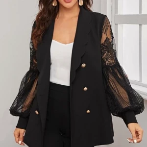 Kavaj - Superfin kavaj med ballongärmar i typ spets. Helt ny och oanvänd pga att den blev för liten för mig och kan inte skicka tillbaka. Köparen betalar för frakt. Originalpris ca 250:- 