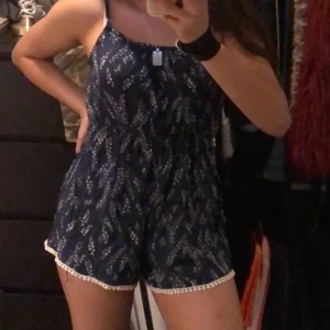 Sommar jumpsuit  - En fin sommar jumpsuit i storlek S...märket vet jag ej.  ⚡️  Kolla gärna in resten i min profil 🌎 Pris går att diskuteras!  Köpare står för frakt  📦 (22kr) totalt- 52kr 