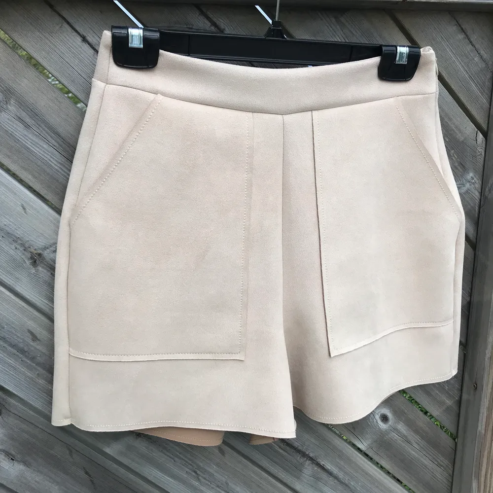 Shorts i mockaimitation som sitter som en jävla smäck! MEN använder inte längre då det inte riktigt är min stil. Köpta på zara för något år sedan. Är själv M/38, de är även stretchiga så passar nog de flesta.. Shorts.