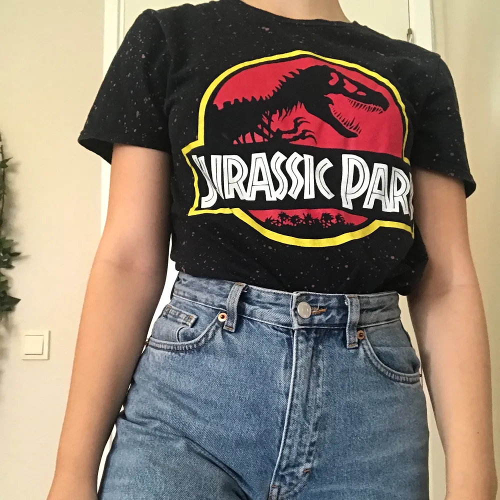  Säljer den här jättesnygga Jurassic Park tröjan knappt använd. Säljes på grund av att jag inte använder den tillräckligt, original pris 150. ✨✨ buda i kommentarerna. T-shirts.