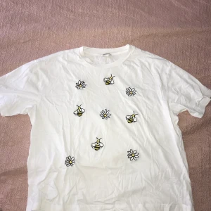 Monki T-shirt - Knappt använt. Frakt ingår ej.