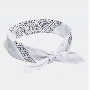 Bandana/scarf - Två superfina och coola bandanas/scafs från Glitter. En vit och en marinblå. 40kr/st eller båda för 70kr. Köparen står för frakten. Fraktar endast. DEN VITA ÄR SÅLD