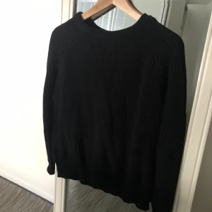 Svart stickad tröja  - Svart stickad tröja från lager157 i storlek S. Använt några gånger, fortfarande i bra skick. Frakt förekommer, men kan mötas i Göteborg. För fler frågor och bilder kontakta mig!