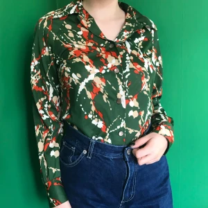 70s skjorta - 70-tals skjorta från POP secondhand. Köparen står för frakten. Modellen är S men passar även M