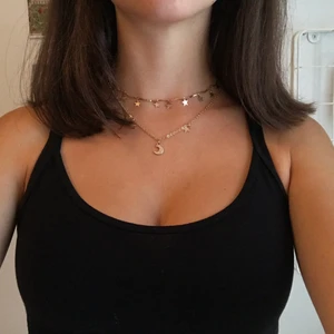 Svart Linne Gina Tricot - Basic svart spaghetti strap linne från Gina Tricot🤩 Använt fåtal gånger! Uppvikt på bilderna. Storlek XS men stretchigt så passar säkert S🌸 Frakt 22kr💗