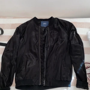 Only - En jacka från märket only i storlek M är i mycket bra skick.