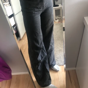 As snygga mörkgråa jeans från & other stories  - Som nyskick, sitter ganska löst då det är storlek 27. Köpte för 600kr