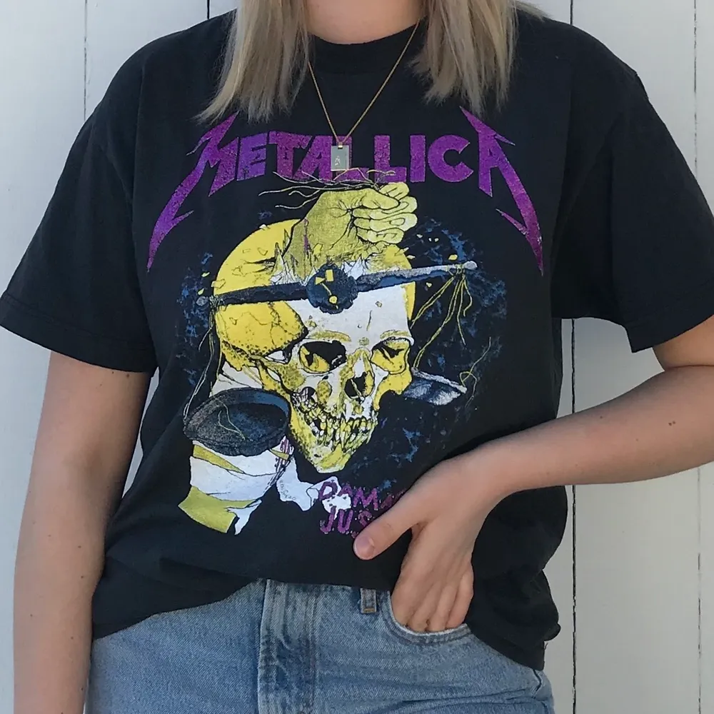 Metallica t-shirt med glittrig text och tryck fram + bak. Från Daydreamer LA köpt via revolve. Den har en ”distressed” look med slitningar och hål. Dock har hålen under ena armhålan gått upp, men det kan nog lätt ordnas med symaskin (har inte tillgång till symaskin själv). Köpt för över 900kr, säljes för 250kr eller bud om flera är intresserade.. T-shirts.