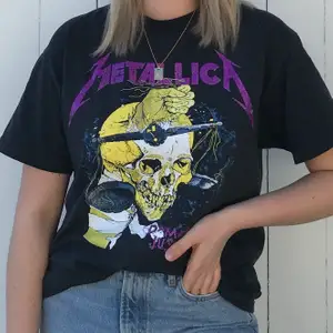 Metallica t-shirt med glittrig text och tryck fram + bak. Från Daydreamer LA köpt via revolve. Den har en ”distressed” look med slitningar och hål. Dock har hålen under ena armhålan gått upp, men det kan nog lätt ordnas med symaskin (har inte tillgång till symaskin själv). Köpt för över 900kr, säljes för 250kr eller bud om flera är intresserade.