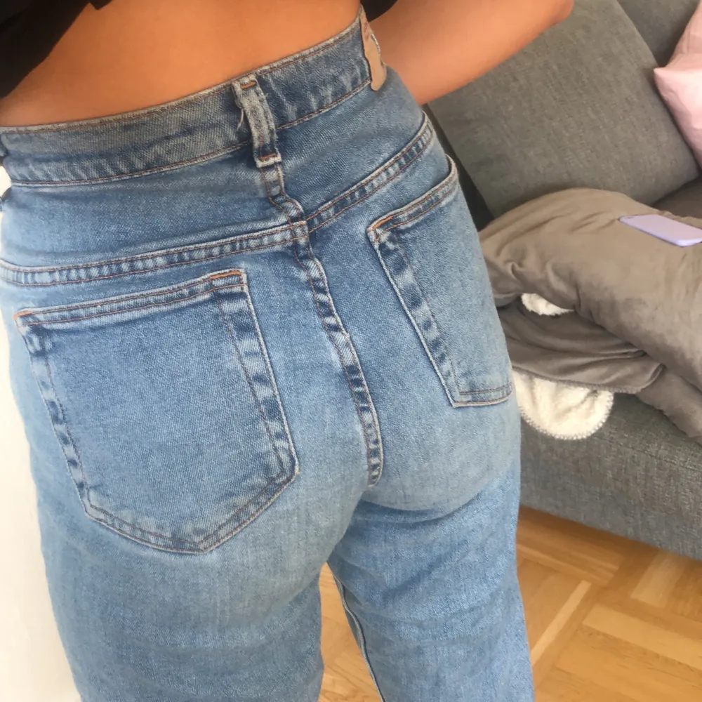 Blåa jeans i stretchigt material, storlek 8 o passar mig som vanligtvis är en small. Jeans & Byxor.