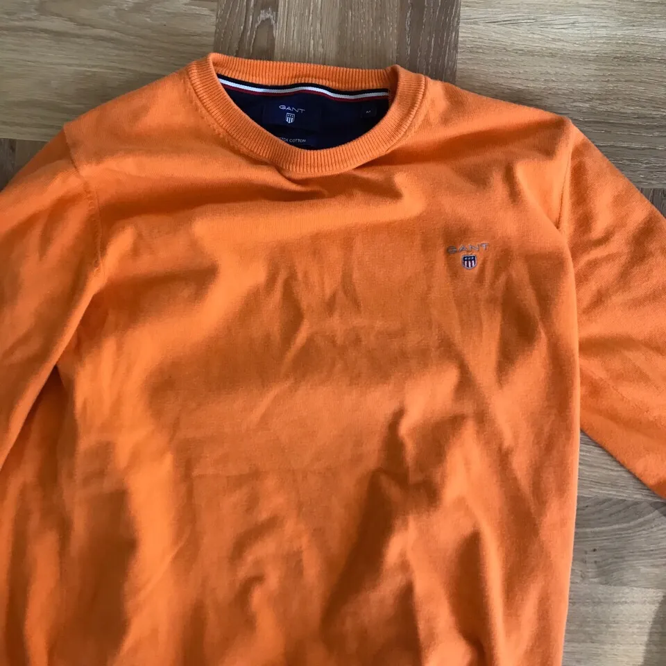 En orange gant tröja i storlek S som är 1,5 år gammal och är i bra skick.. Tröjor & Koftor.