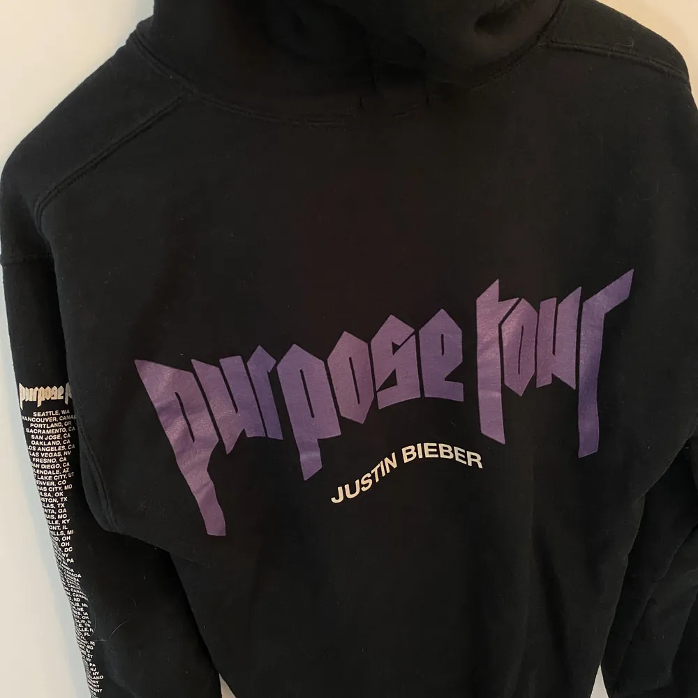 Tröja inköpt på Justin Biebers purpose tour 2016. Är otroligt sparsamt använd så är så gott som ny då den bara hängt i garderoben. Sjukt snyggt tryck! Buda i kommentarerna / skriv till mig! Köparen står för frakten . Hoodies.