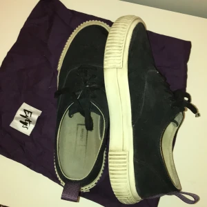 Eytys - Fina eytys som är köpta i höst💕 dom är slitna i hälen på en av skon men funkar perfekt att använda! Storlek 38!