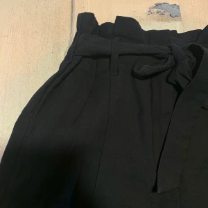 H&M svarta byxor  - Byxorna är 92cm lång, De är för korta för mig som är 171cm. Är i jätte bra skick!🤍|| tvättas och stryks innan leverans 😆