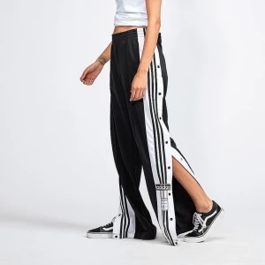 Adidas byxor - Säljer mina adidas byxor med knäppningar på sidorna, jättefina och lika sköna som vanliga Adidasbyxor 🦋 