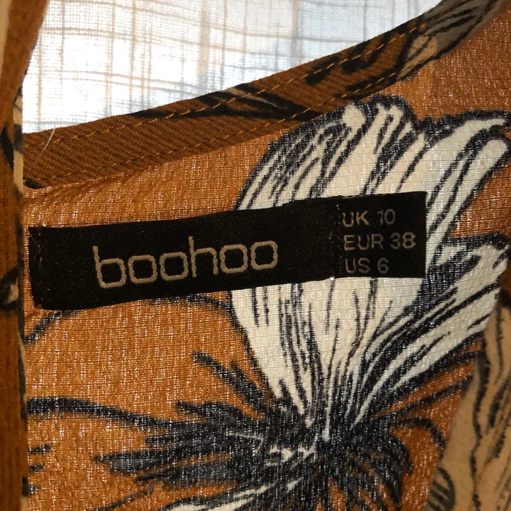 Orange jumpsuit från boohoo använd endast en gång. I storlek 38 men passar även S. Frakt Ingår i priset!. Övrigt.